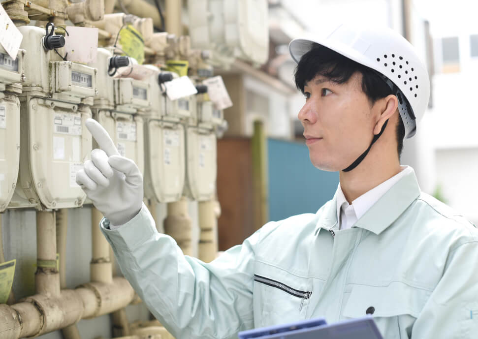 男性社員と女性社員が打ち合わせをしている様子