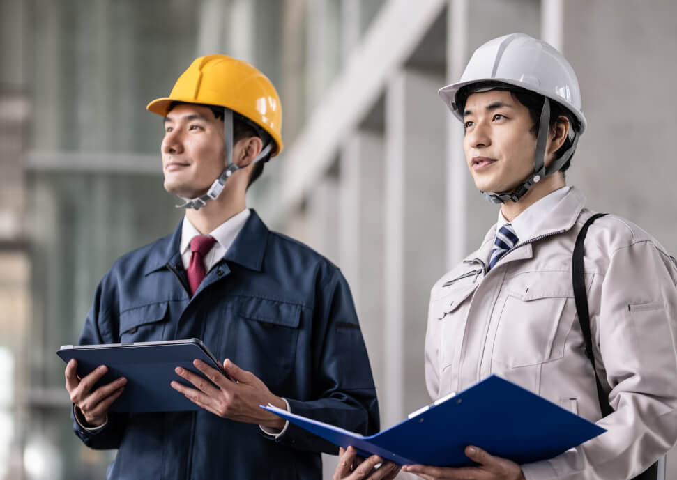 男性社員と女性社員が打ち合わせをしている様子