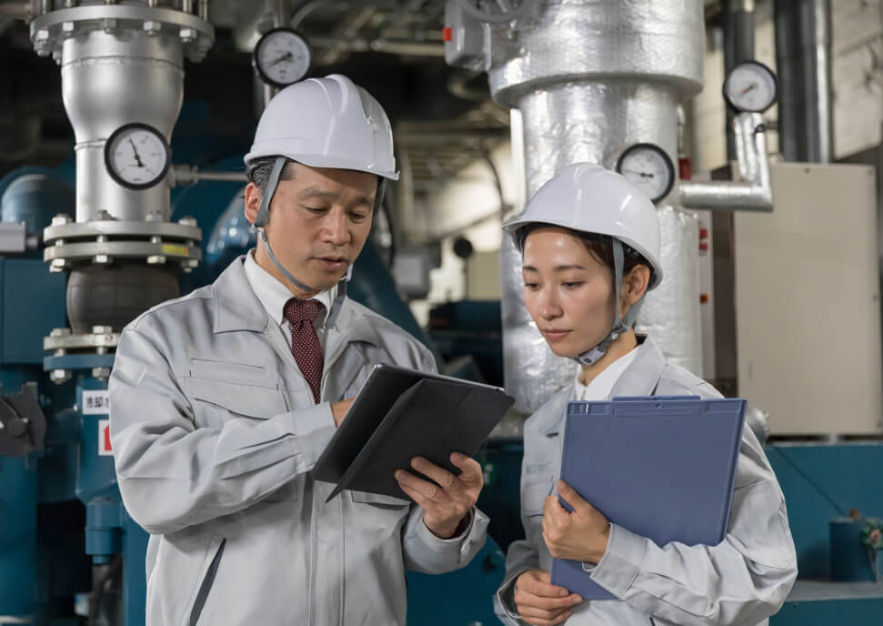男性社員と女性社員が打ち合わせをしている様子
